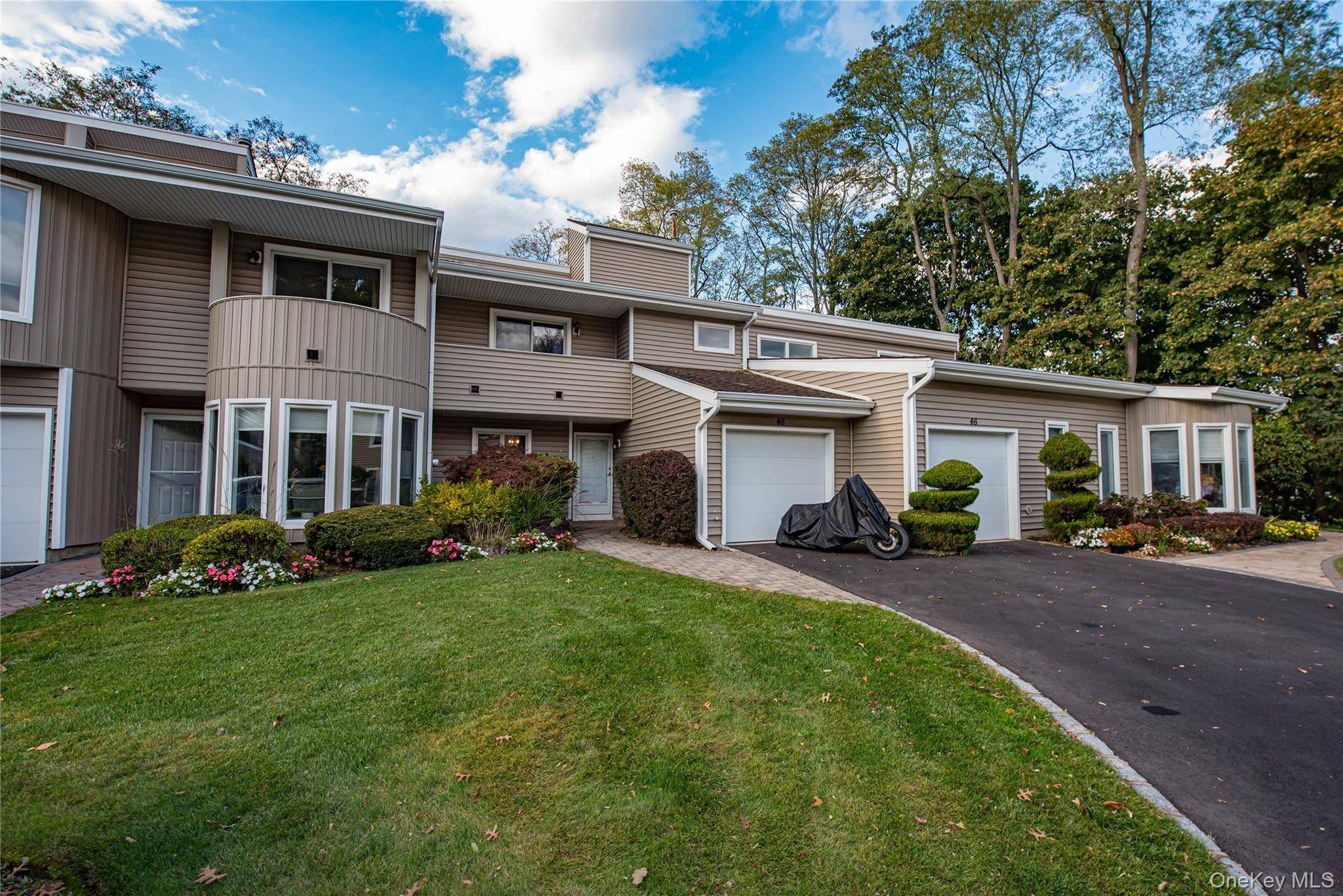 Desirable Lakes at Honey Hollow town home with updated Eat in kitchen and 2.