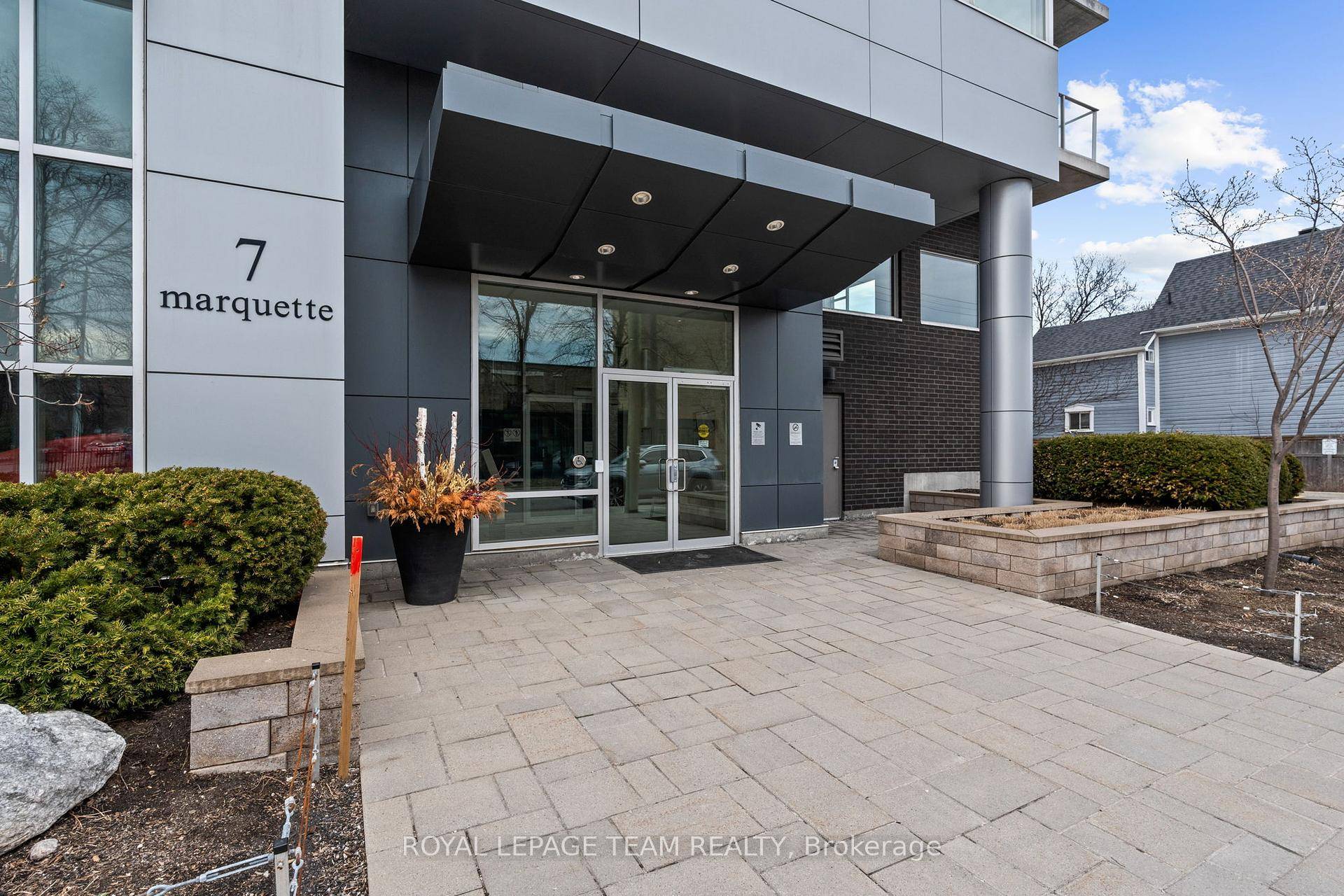 Welcome to this stunning 2 bedroom, 2 bathroom home filled with natural light, and plenty of living space, settled right in heart of the sought after Beechwood Village.