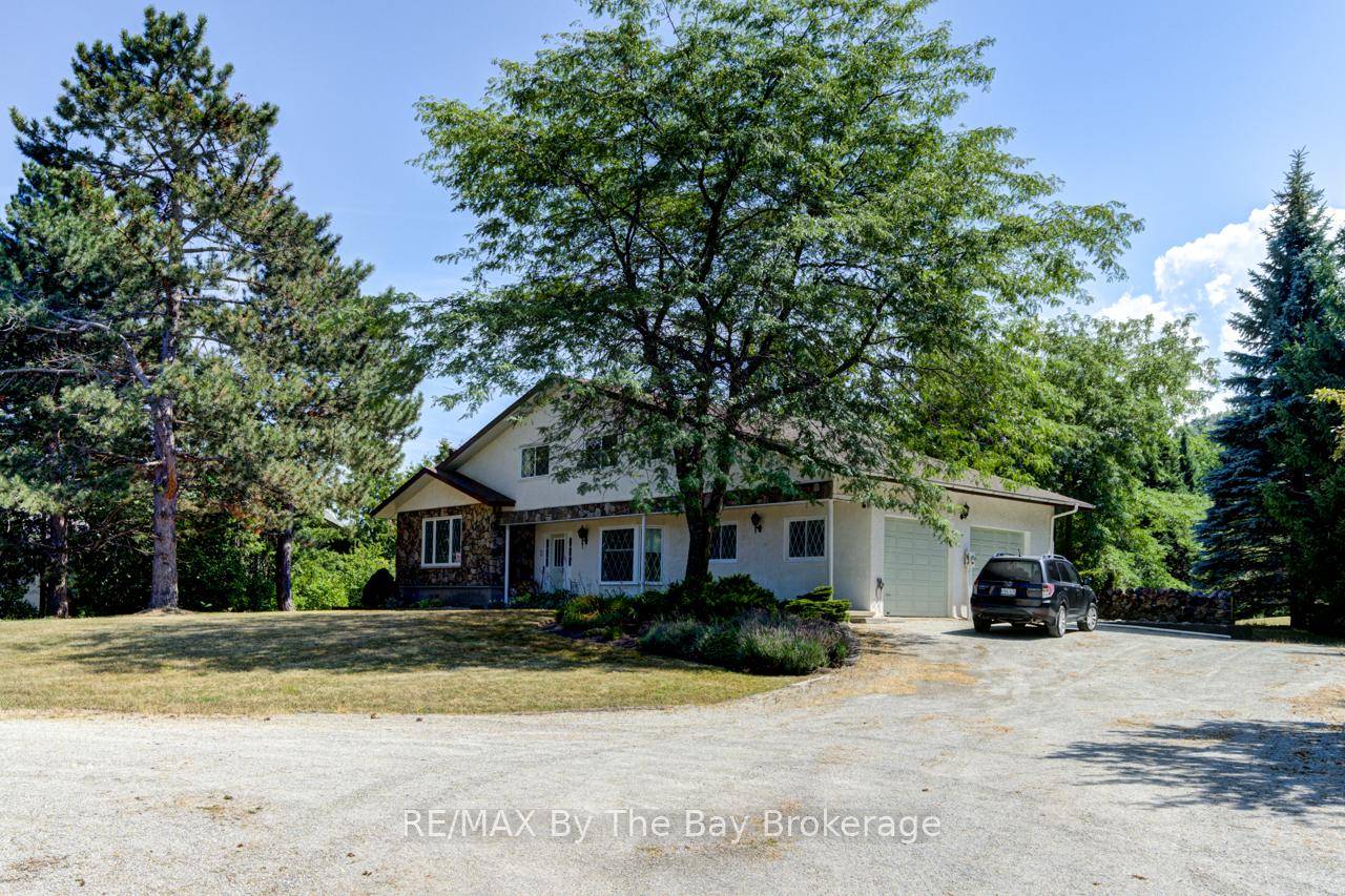 Country Living, Minutes from Town !
