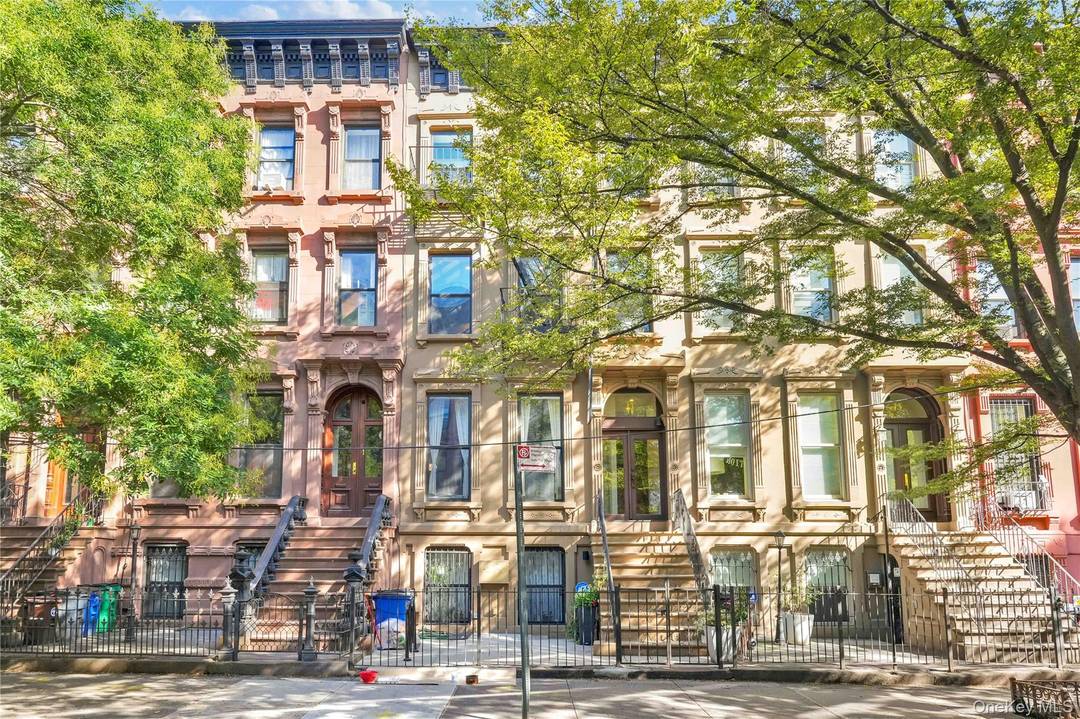 Welcome home to this beautifully appointed 2 bedroom, 2 bathroom apartment nestled in a classic Brooklyn townhouse, located on a tree lined street in the vibrant and culturally rich neighborhood ...