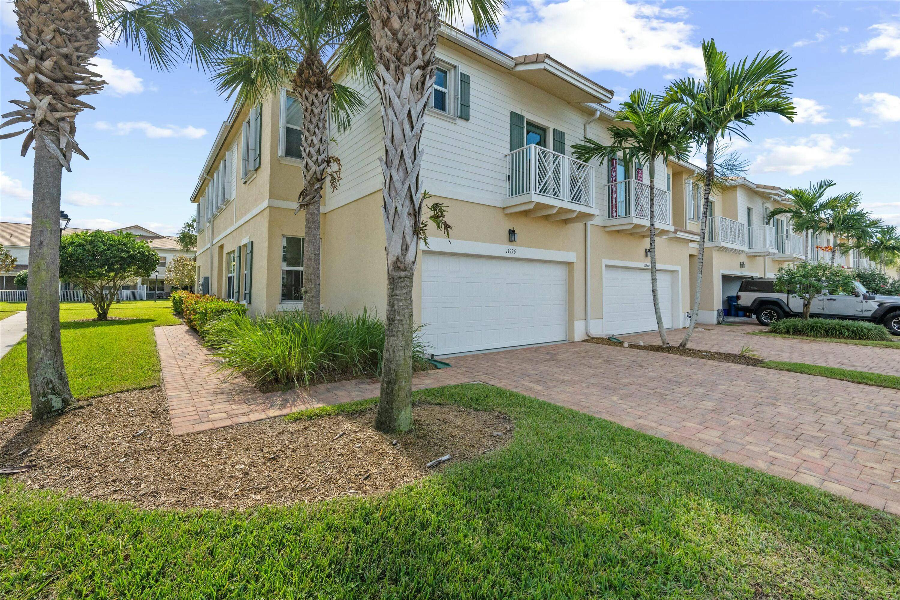 Bright 3 Bed, 3 Bath Corner Townhome with Den, Loft Resort Style Amenities.