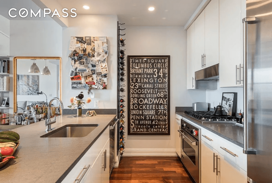 Luxurious One Bed Home Office in Landmark, Full Service Building Situated in One Hanson Place, former home to the iconic Williamsburg Savings Bank building, this spacious and bright one Bedroom ...