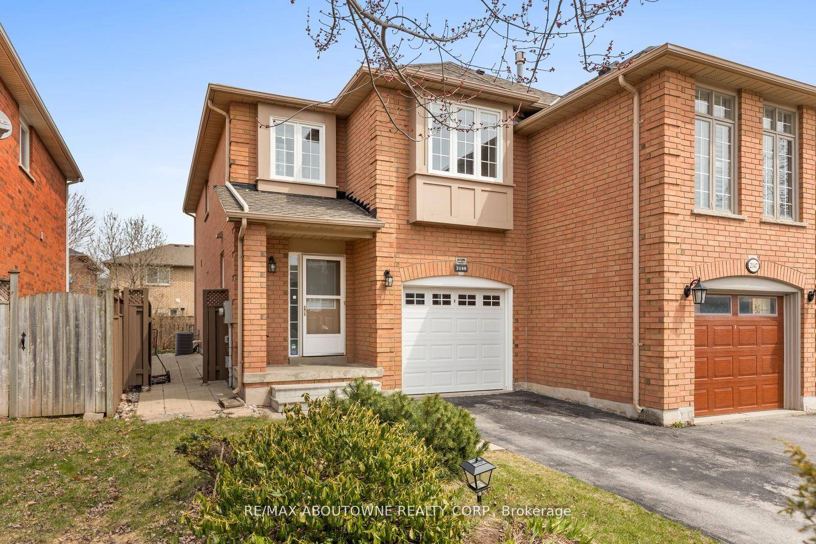 Stunning End Unit Freehold Townhome in Sought After West Oak Community for lease !