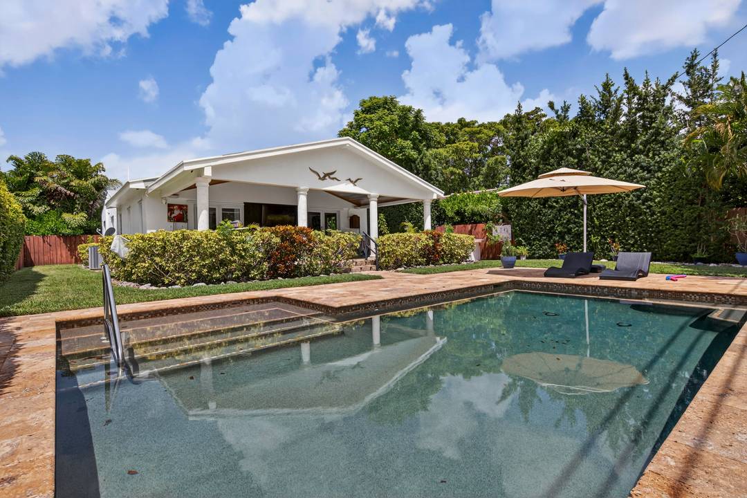 Spacious 3 bed 2 bath Entertainer's Dream Home For Rent in desirable Victoria Park.