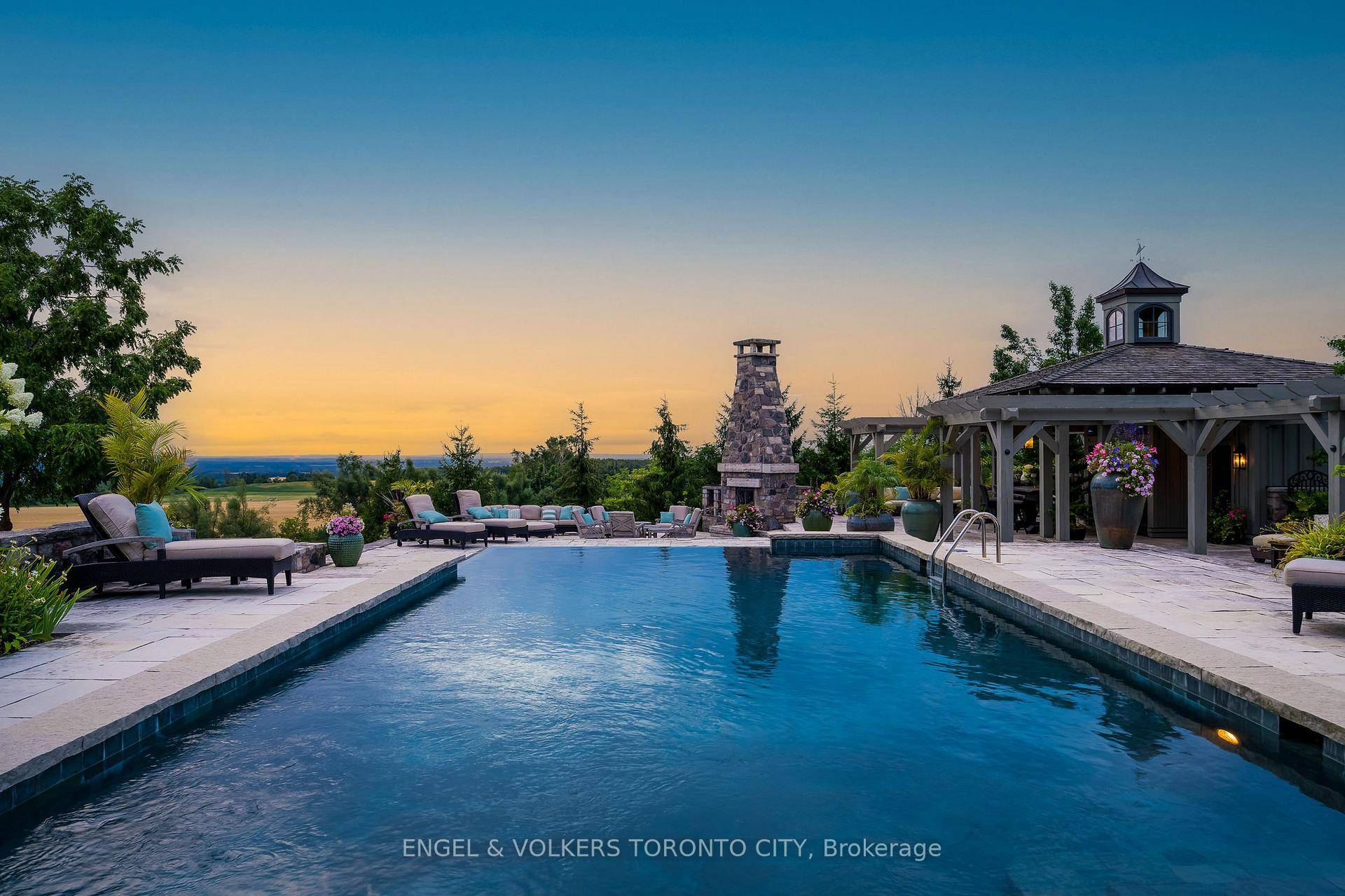 TALLY HO ! A LANDMARK ESTATE RICH IN HISTORY Once a bustling stagecoach stop in the 1850s, Tally Ho has evolved over the past 30 years into one of the ...