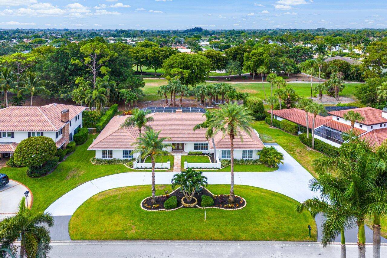 Discover the Comfort of Home and the Beauty of Golf Front Living on a Quiet Cul de Sac.