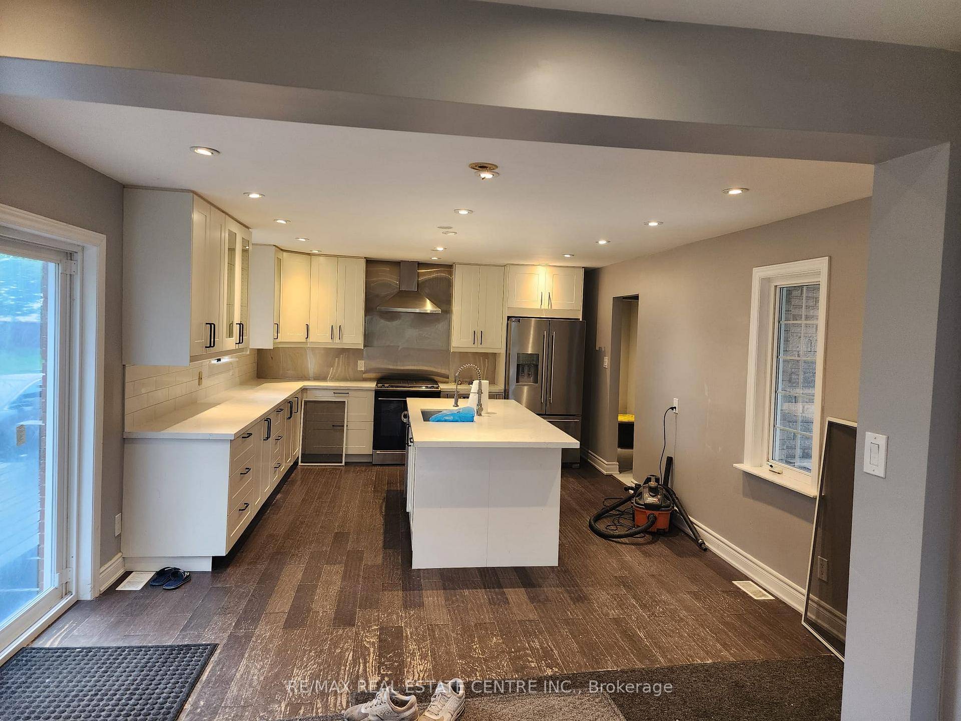 This Well Maintained Suite With 3 bedroom, 2.