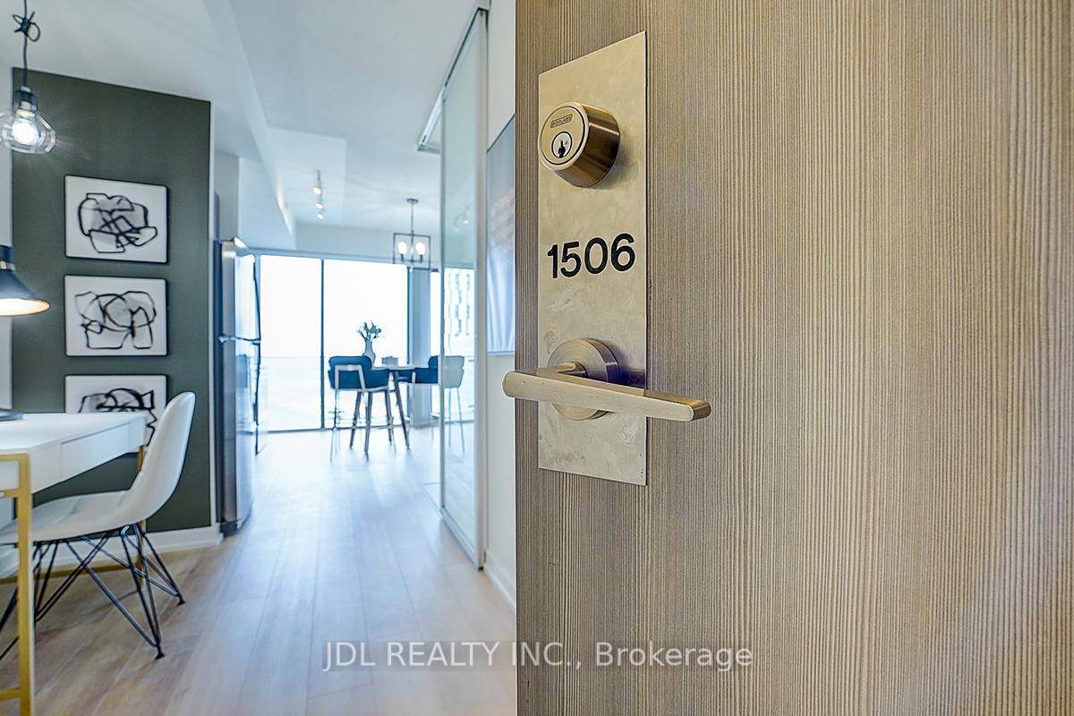Beautiful Sun Filled1 Bedroom Plus Study 549 Sq Ft With Locker And Balcony In The Heart Of Distillery District.