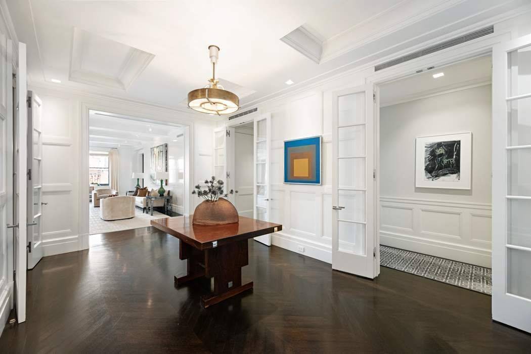 This splendid residence is located in one of Manhattan s finest white glove prewar cooperatives.