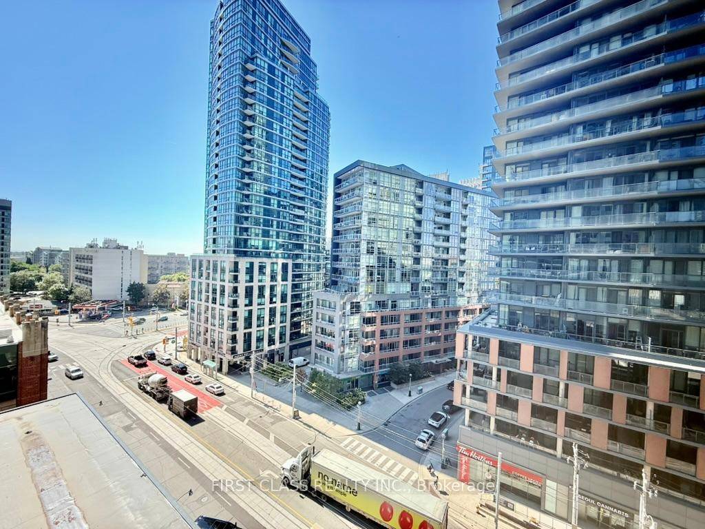 Bright amp ; Spacious 1 Bedroom Unit In The Vibrant Cityplace Community, Breathtaking Panoramic West And city View, Master Bedroom With Large Picture Window, Modern Open Concept Kitchen, Elegant Marble ...