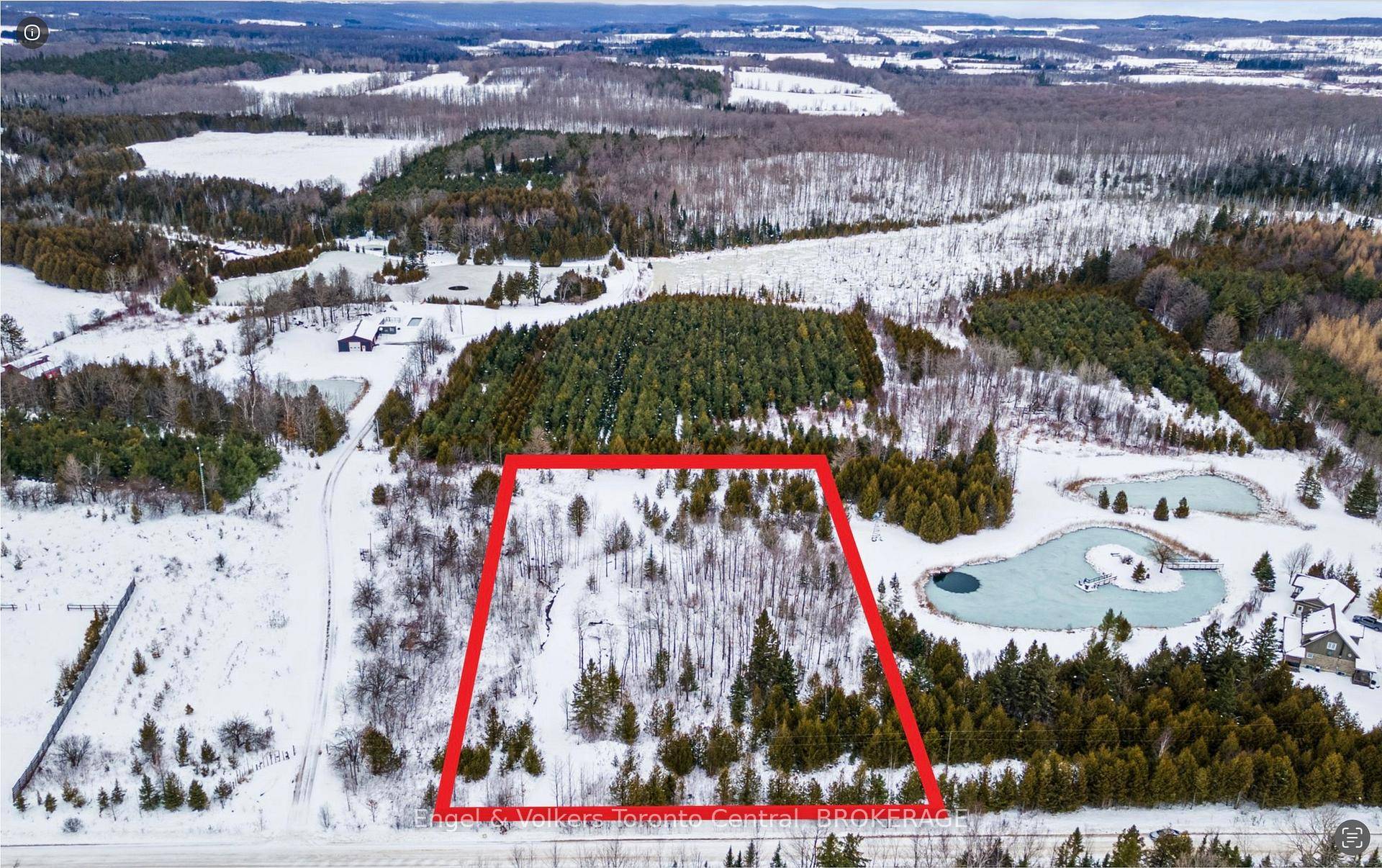 Private 2 Acre lot on a well maintained country road just 3 Km from Singhampton The Hamptons.