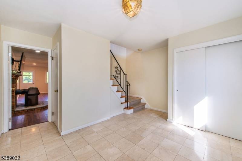 Spacious 1975 sqft, bright and Move in ready Bi Level in the most desirable section of Wallington.