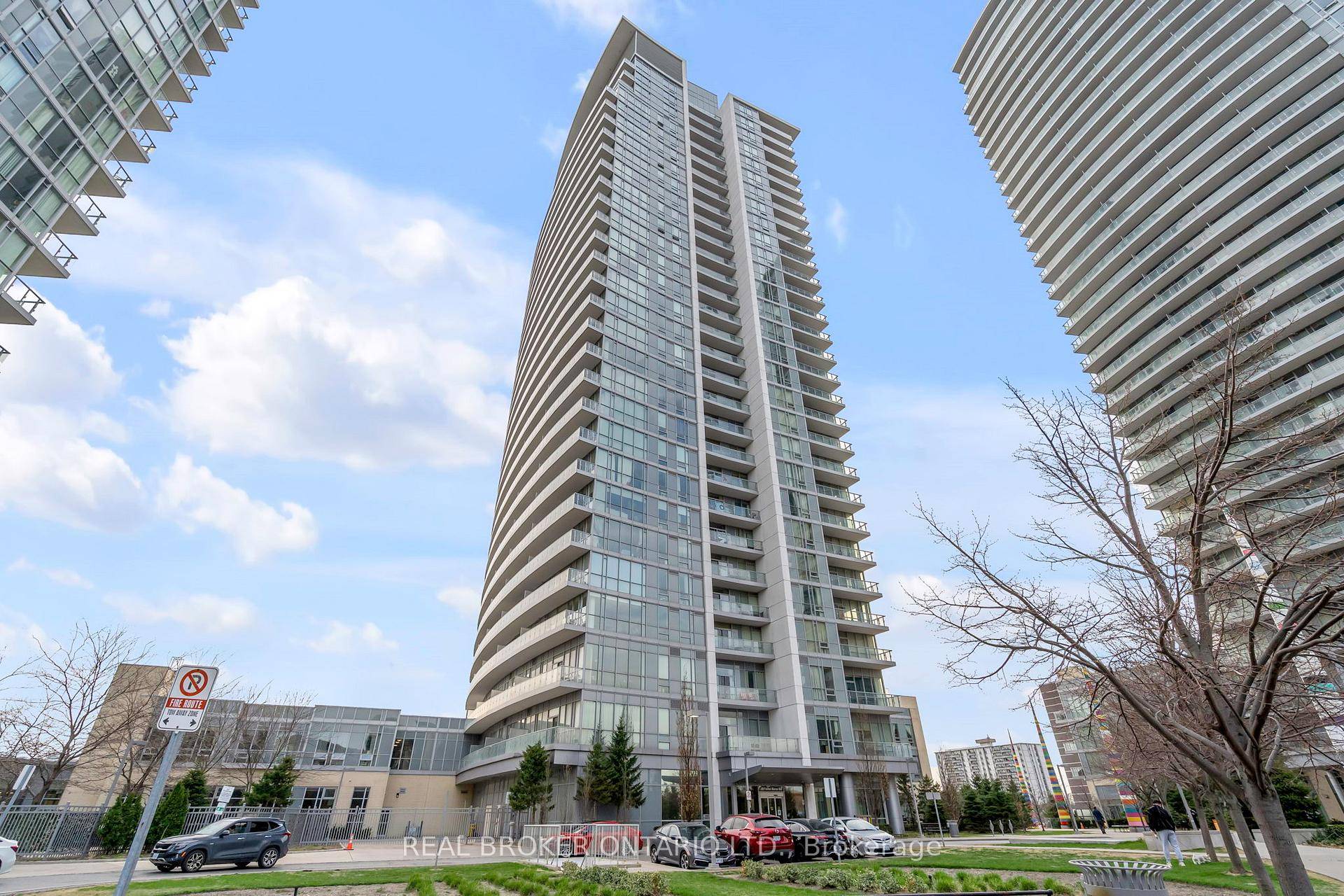 RARE 2 PARKING CONDO Stylish amp ; Ultra Convenient Living at Its Finest !