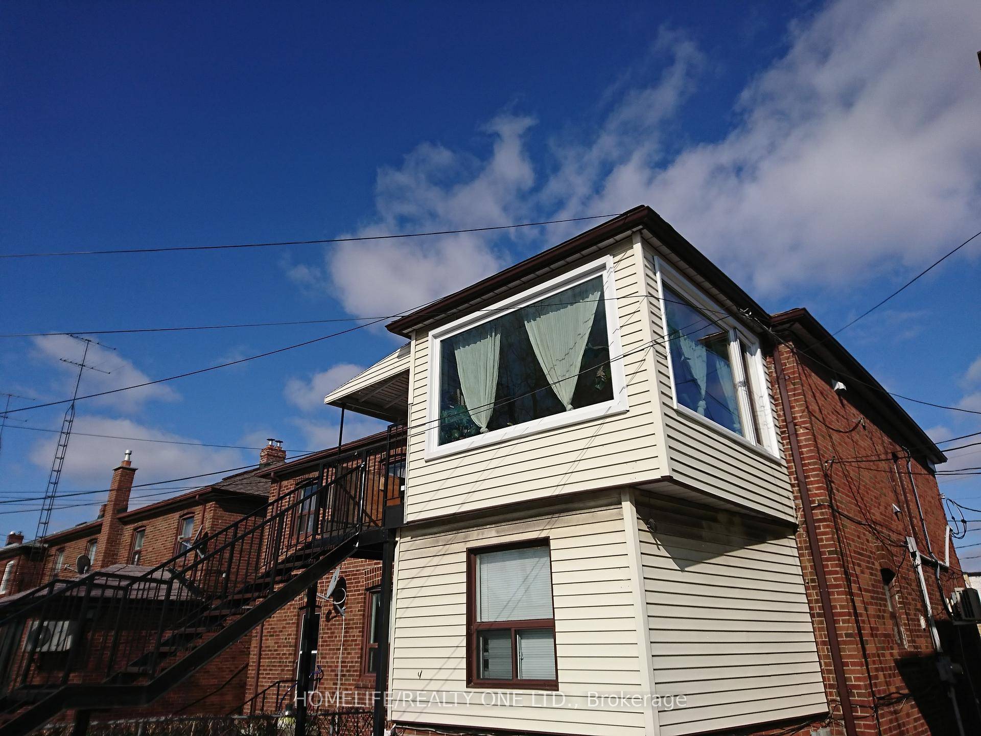 BRIGHT AND SPACIOUS. 2 LARGE BEDROOMS OF ALMOST EQUAL SIZE WITH CLOSETS, PERFECT FOR ROOMATES.