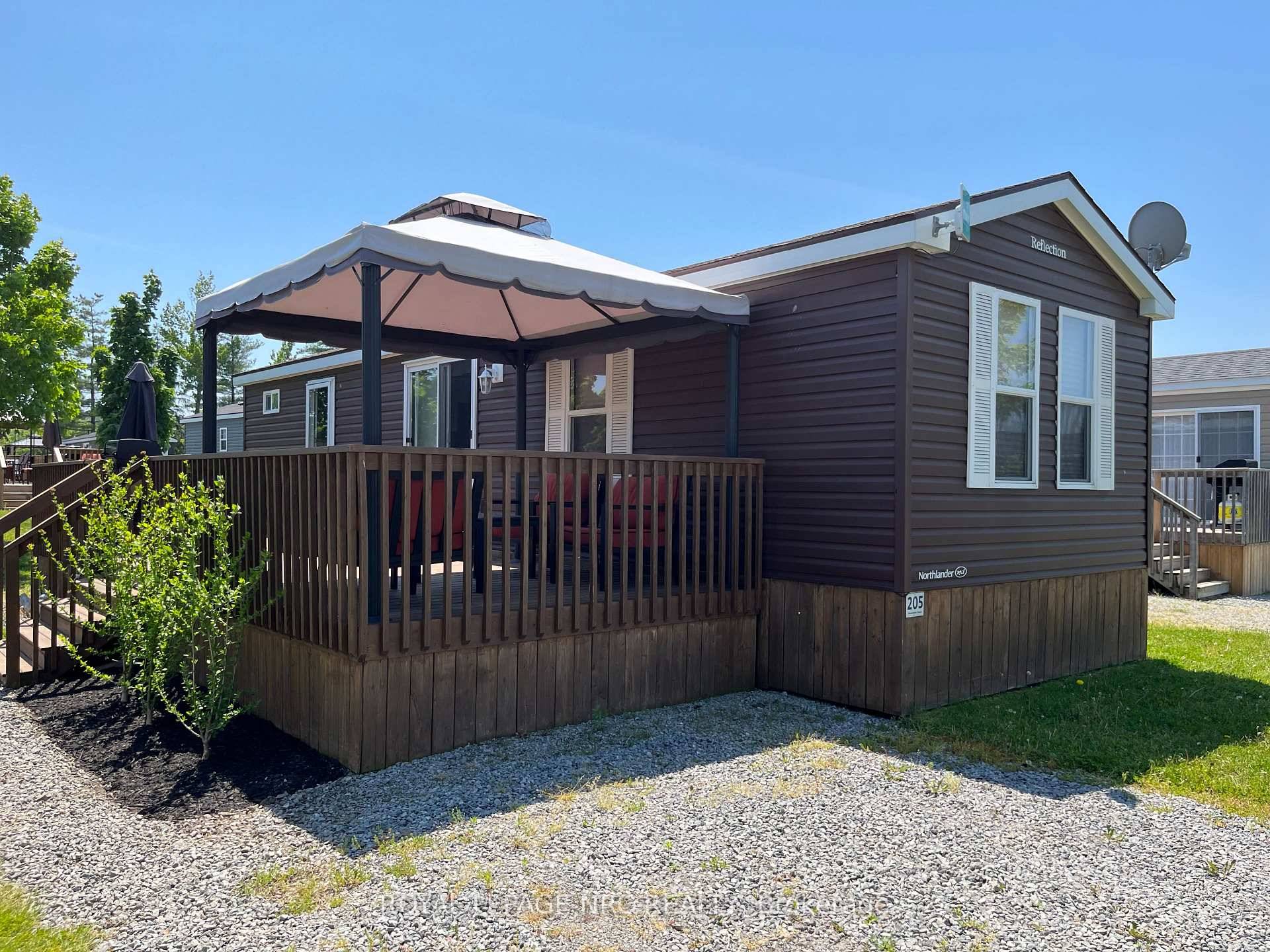 Don't miss out on this immaculate 3 Bedroom, 1 Bath unit in Vine Ridge resort, a fun filled seasonal resort in the heart of Niagara's wine region !