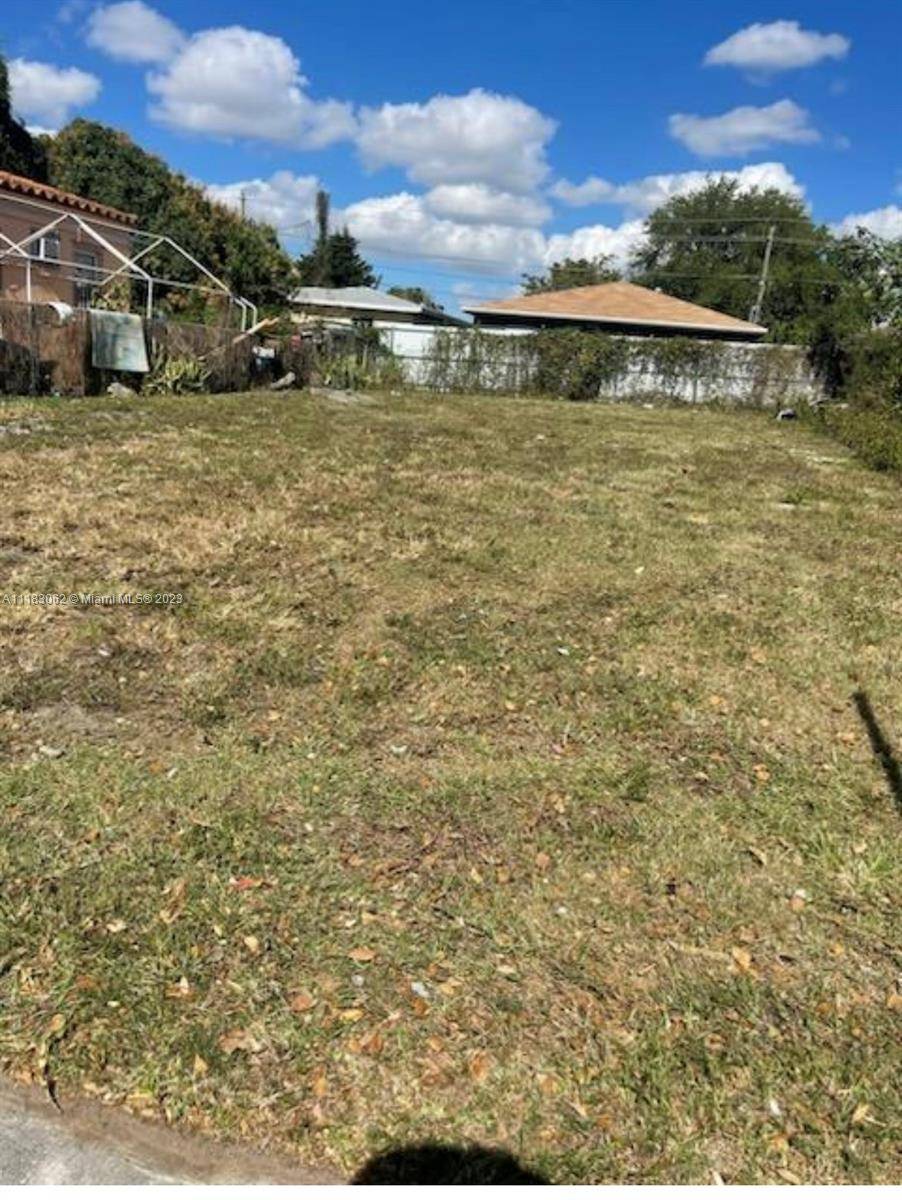 COMMERCIAL LAND AVAILABLE FOR SALE, TREMENDOUS OPPORTUNITY TO BUY LAND FOR CHEAP Commercial Land in the heart of the NW 62 Street, 3, 200 sf.