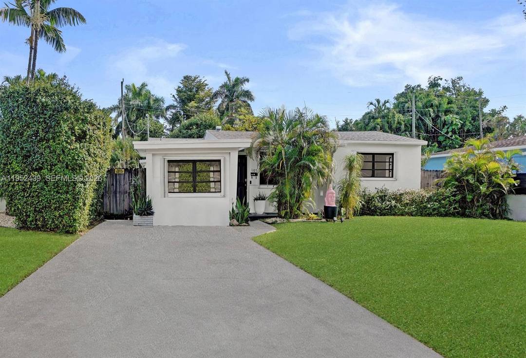 Timeless pool home in the heart of Hollywood, just a quick bike ride to Hollywood Beach, Hollywood Blvd, the YMCA, Farmers Market, Rotary Park, and TY Park.