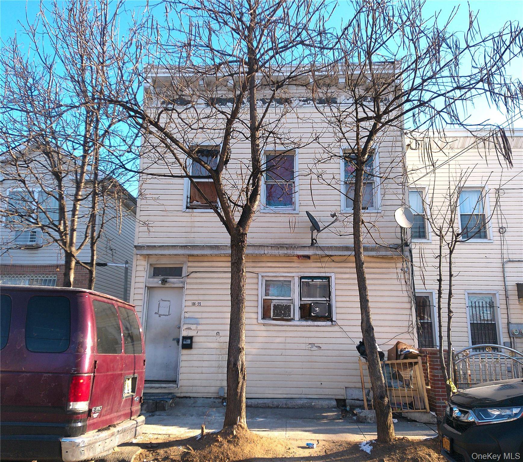 This huge ONE family in Jamaica Queens has 1904 Sq.