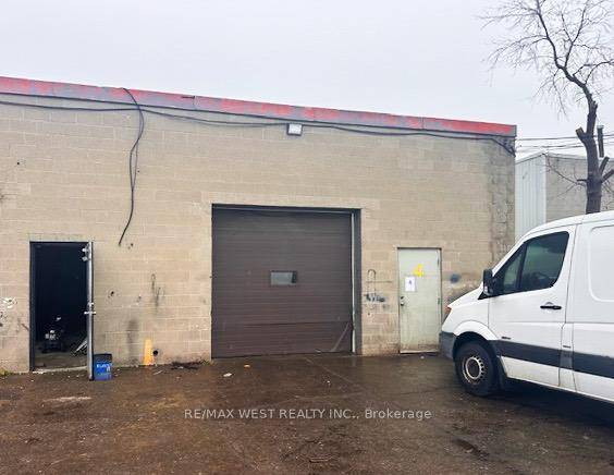 Exceptional and clean industrial unit available for lease !
