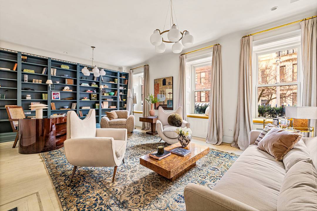 Impeccably renovated and thoughtfully reconfigured, this three bedroom, two bath prewar Carnegie Hill home blends classic New York elegance with the most coveted modern upgrades including an oversized spa inspired ...