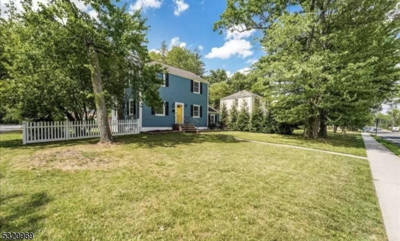 When convenience meets comfort in this 3 bedroom 2 full baths single family home in the heart of Livingston !