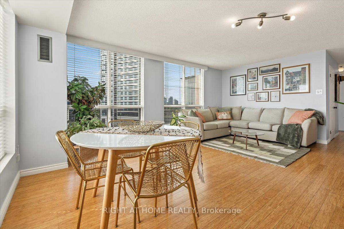 Welcome to Kings Gate at 101 Subway Crescent, a rarely offered, spacious 2 bedroom, 2 bathroom corner condo with almost 1000 sq.