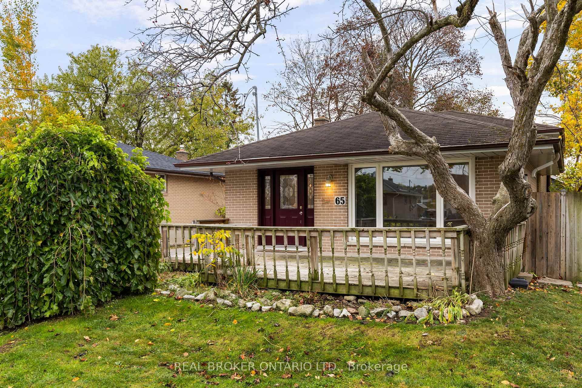 Legal Duplex with Secondary Garden Suite Prime Investment in BarrieWelcome to this exceptional legal duplex with an additional secondary garden suite, located in one of Barrie's most mature and desirable ...