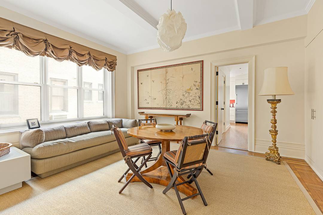 RENOVATED HIGH FLOOR PREWAR CLASSIC SIX OFF MADISON AVENUE A semi private elevator landing opens onto a twelve foot entrance gallery leading to the 24 foot living room with high ...