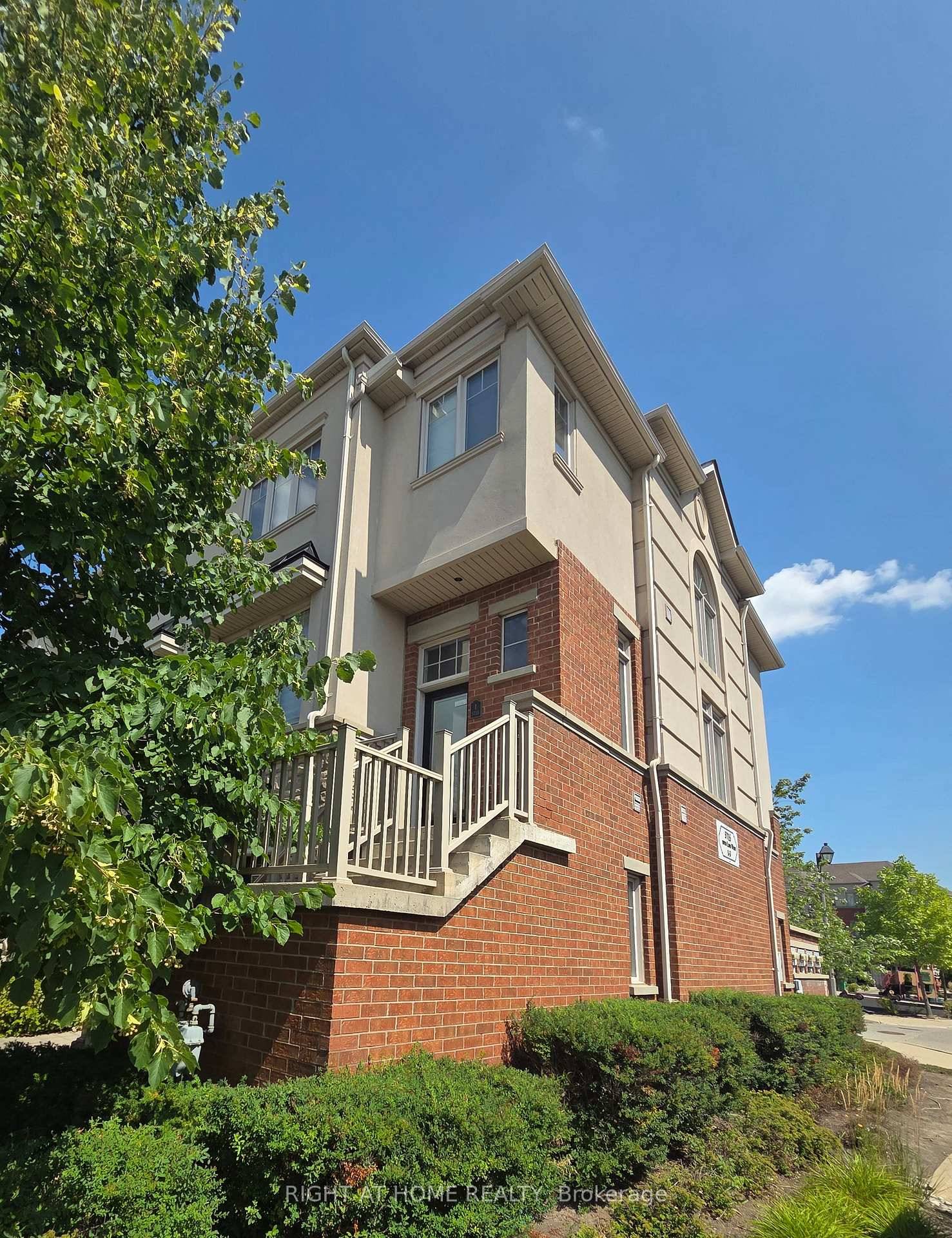 Absolutely Stunning End Unit Sun Soaked And Modern Townhome W 9 Ft Ceilings, Over 2100 Sqft, Loaded W Upgrades Including Gourmet Kitchen W Granite Countertops amp ; Centre Island, S ...