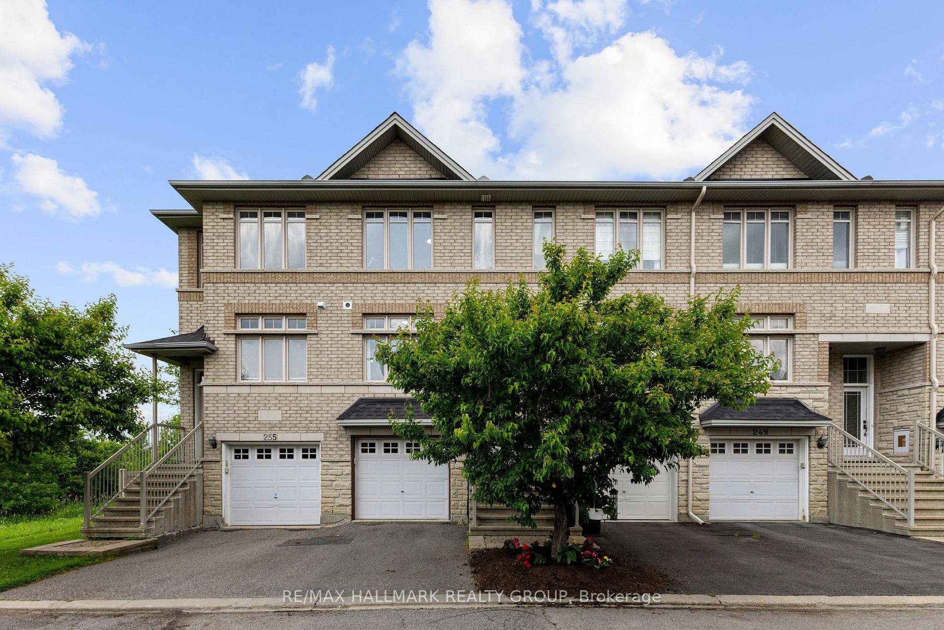 Welcome to 253 Stroget Pvt, a beautifully maintained executive townhome tucked into the peaceful and highly sought after Citiplace neighbourhood.