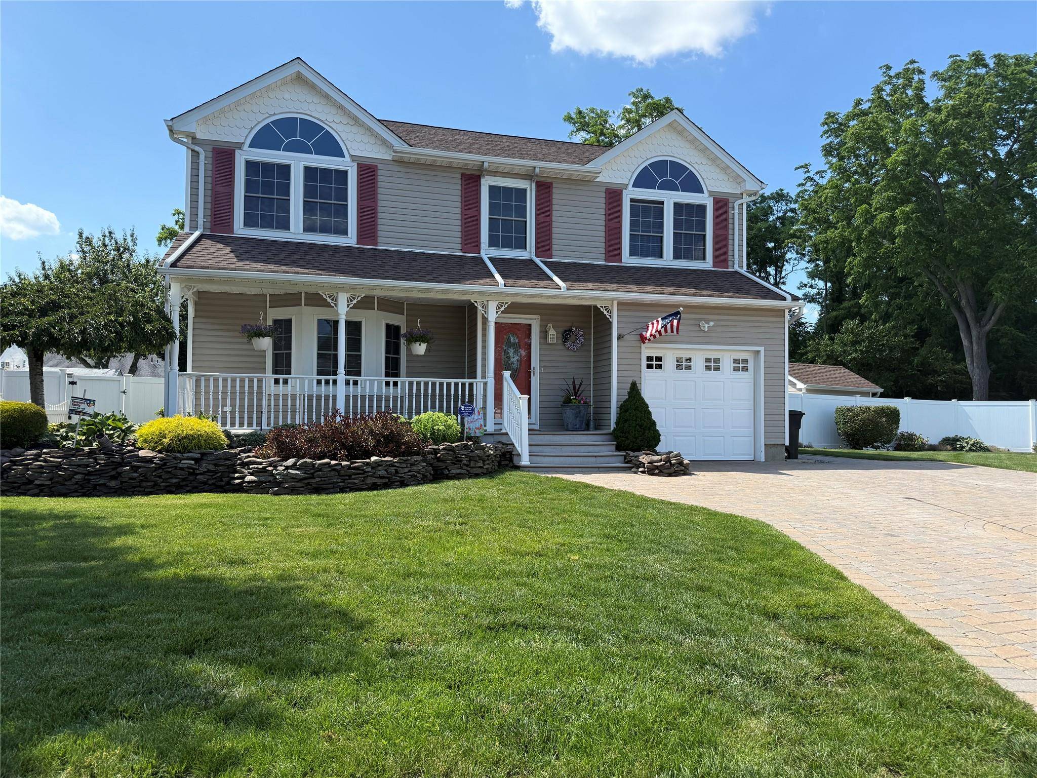 Custom Built Beautiful Colonial On Quiet Cul De Sac !