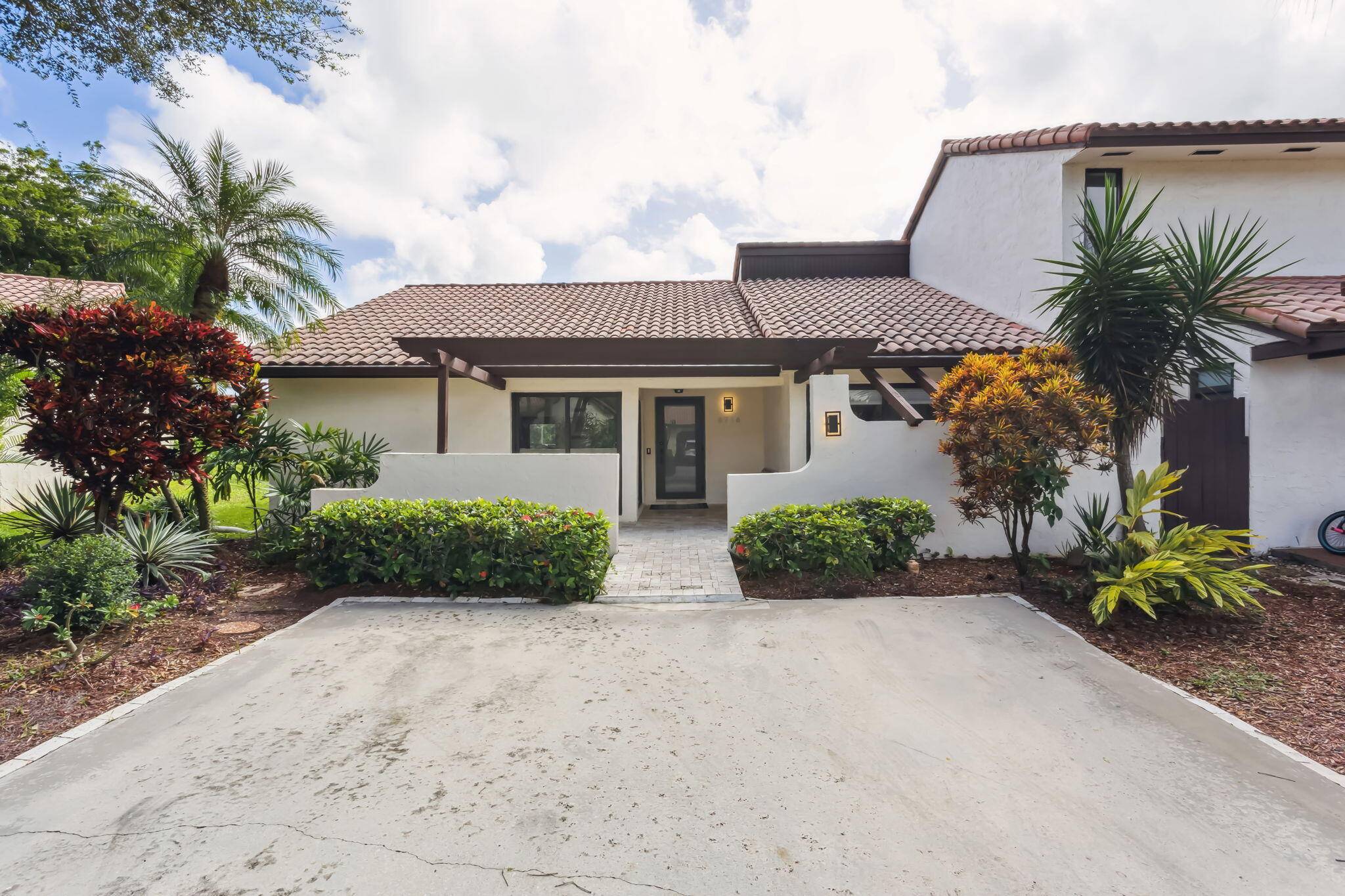 Priced to sell ! Gorgeous, renovated 2 2 end villa in central Boca w IMPACT WINDOWS !