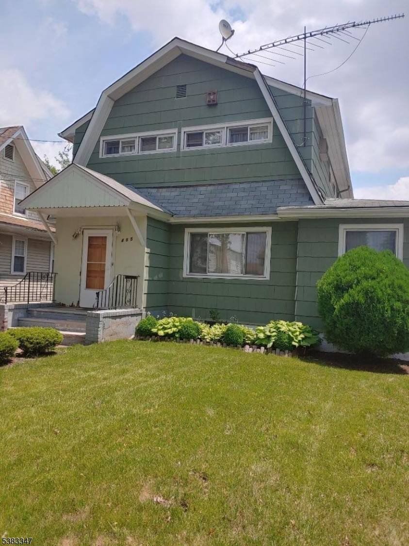 Spacious home with a primary suite, 2 more bedrooms, and 2.