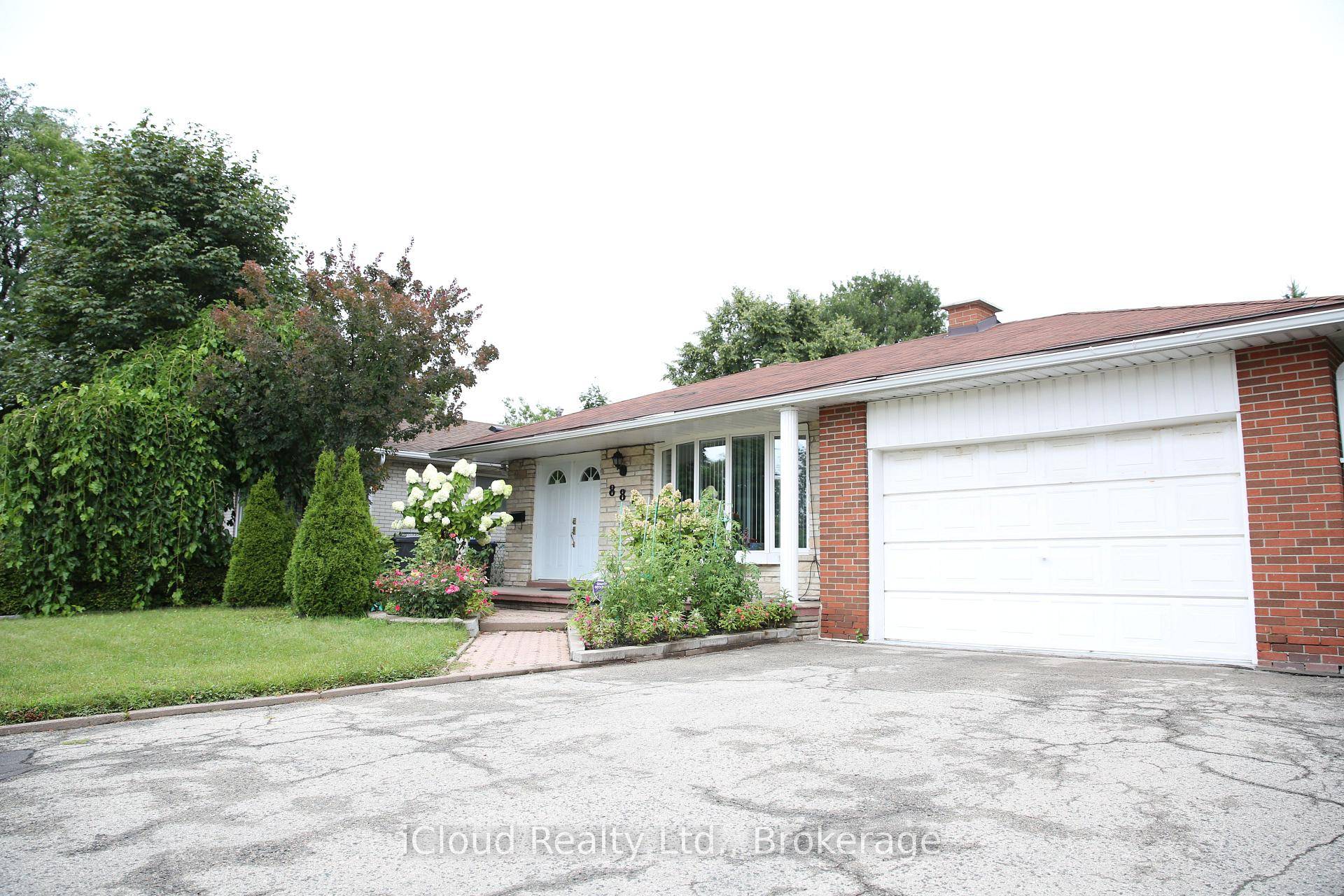 Lovely Home in Prime Applewood Heights.