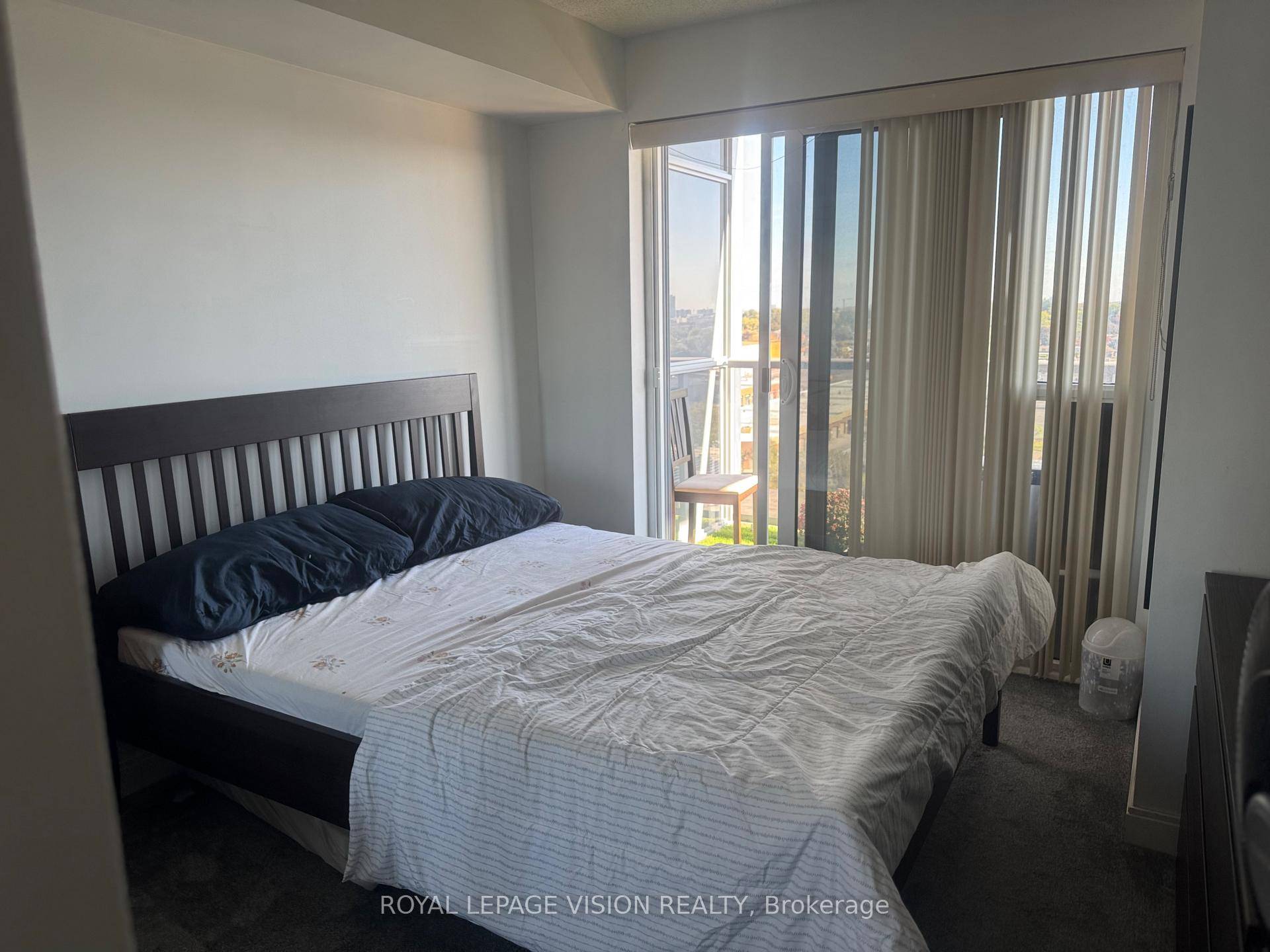 Bright 1 Bedroom Den Condo Open Concept Residence In Highly demanding Village Green Sq.