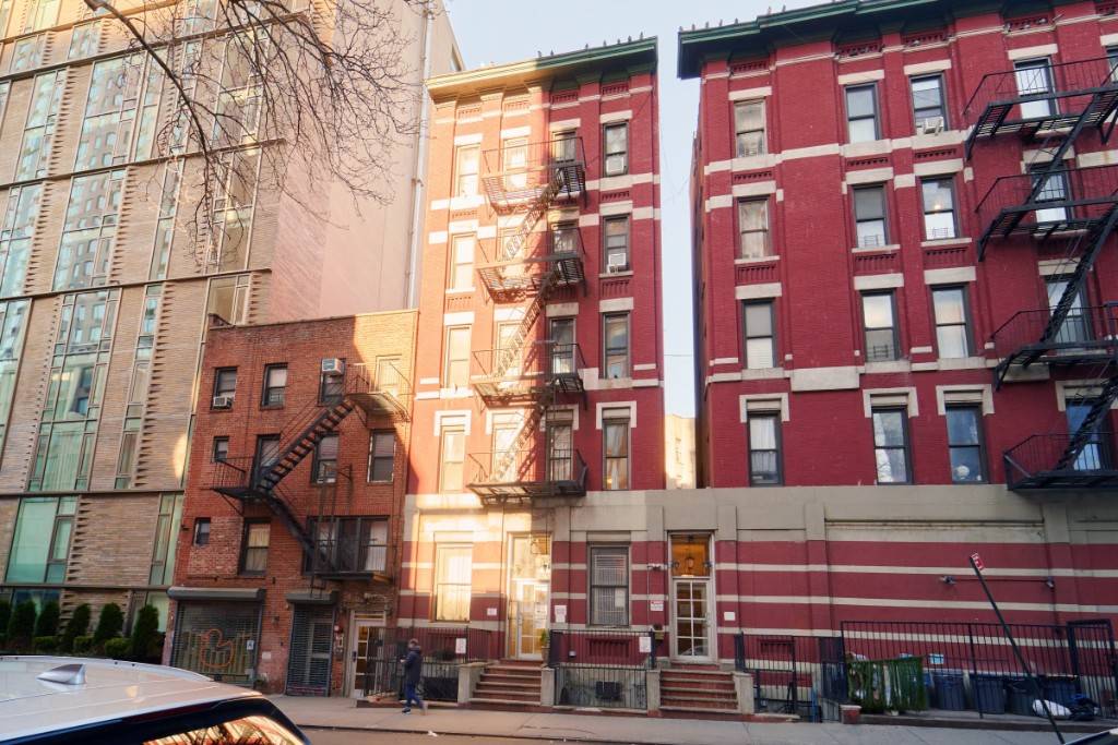 Apartment Amenities W D Stainless Steel Appliances Spacious Closet Space Natural Sunlight Hardwood Floors Soak in TubNeighborhoodThis beautiful 4 story building is centrally located in the heart of Hells Kitchen.