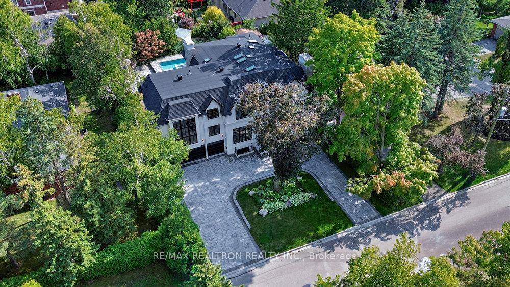 Modern Masterpiece in the Uplands Golf Community !