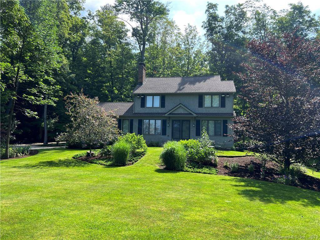 Charming Twin Lakes Lakefront Retreat Nestled along the serene shores of Washining Lake, this beautiful 4 bedroom, 3 bath home offers a tranquil retreat for those seeking relaxation and natural ...