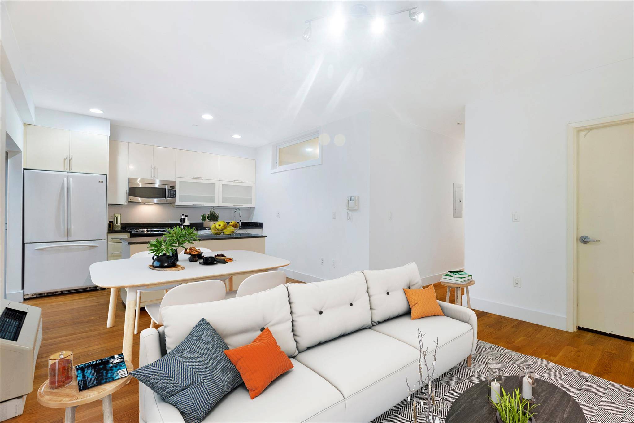 Very Chic 1 bed, 1 bath condo located in the boutique style building The Alameda.
