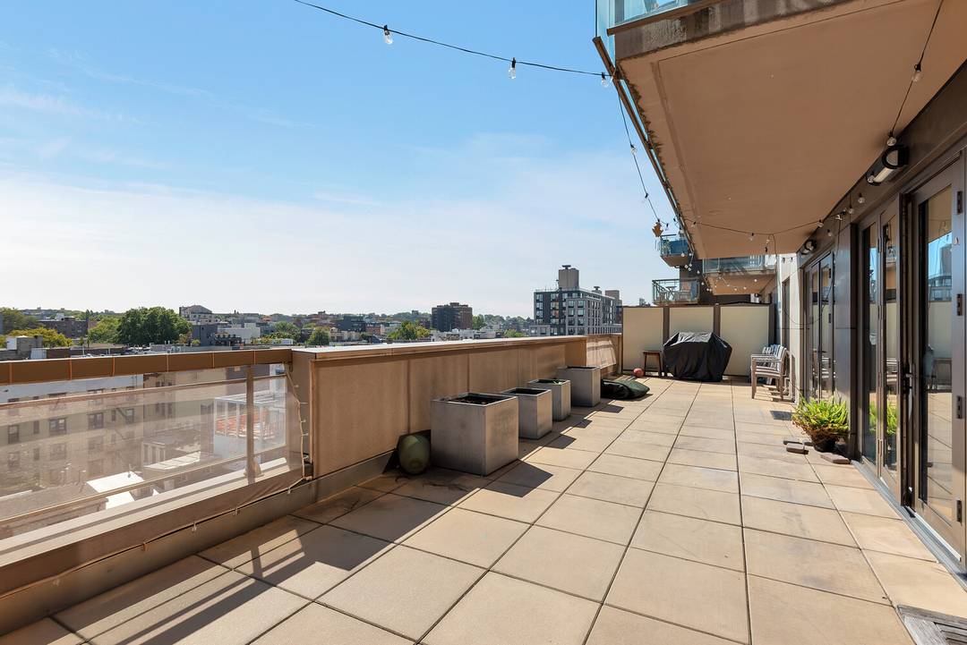 With nearly 1, 600 SF OF INTERIOR AND EXTERIOR LIVING SPACE, TOP OF THE LINE FINISHES, WHITE GLOVE FULL SERVICE LIFESTYLE this 2BR 2BA rental has it all !