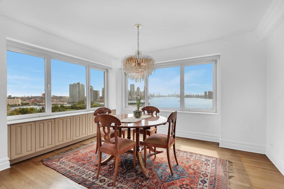 ALL ABOUT THE VIEWS ! The coveted F line at 45 Sutton Place South is often called The Best of Sutton.