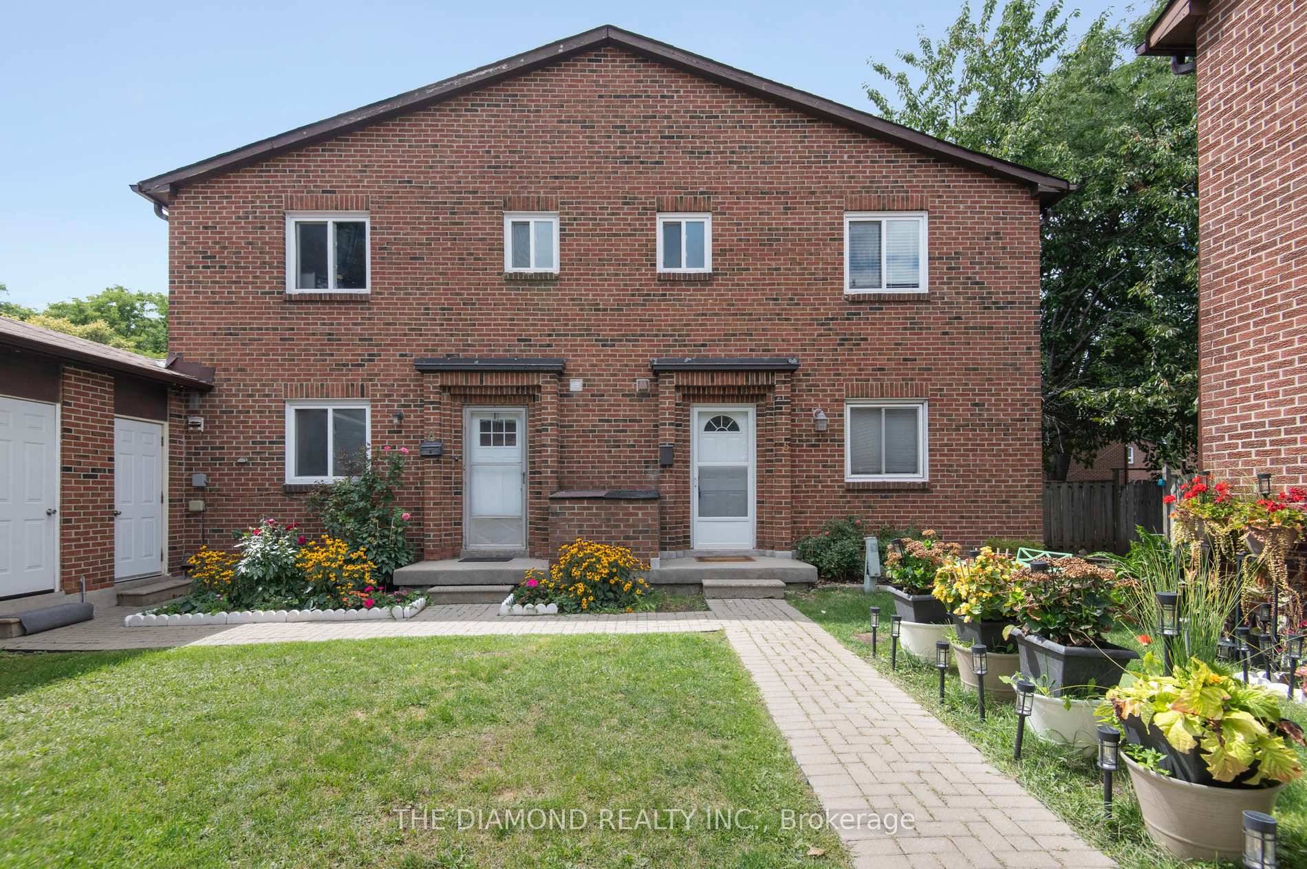 Prime Location ! Beautifully maintained 3 2 bedroom, 3 bathroom condo townhouse just minutes to Hwy 401 404 407, DVP, TTC, shopping, schools, and seneca college.