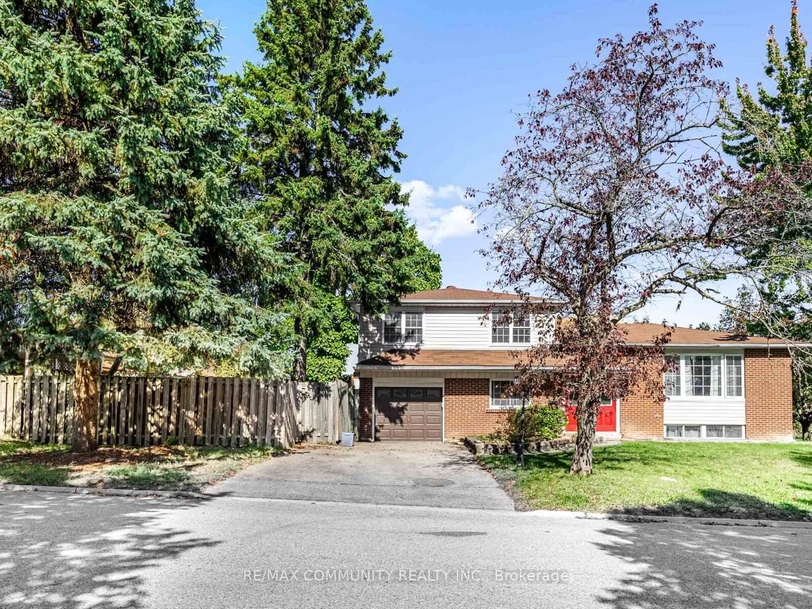 Beautiful 4 level side split in one of Ajax's most sought after family neighbourhoods.