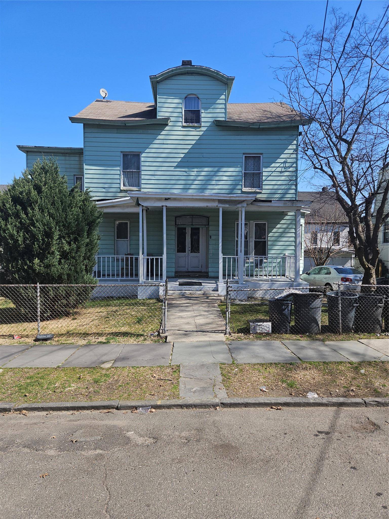Large legal 3 Family close to public transportation and shops !