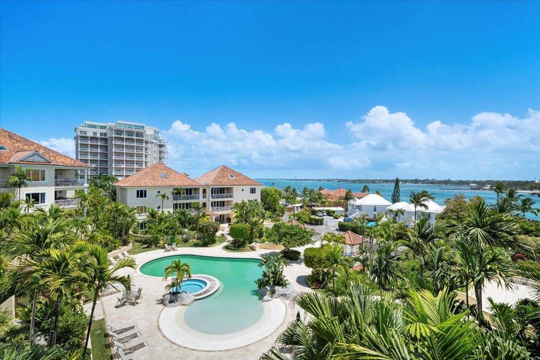 CLOISTER DRIVE EAST Condo New-Providence