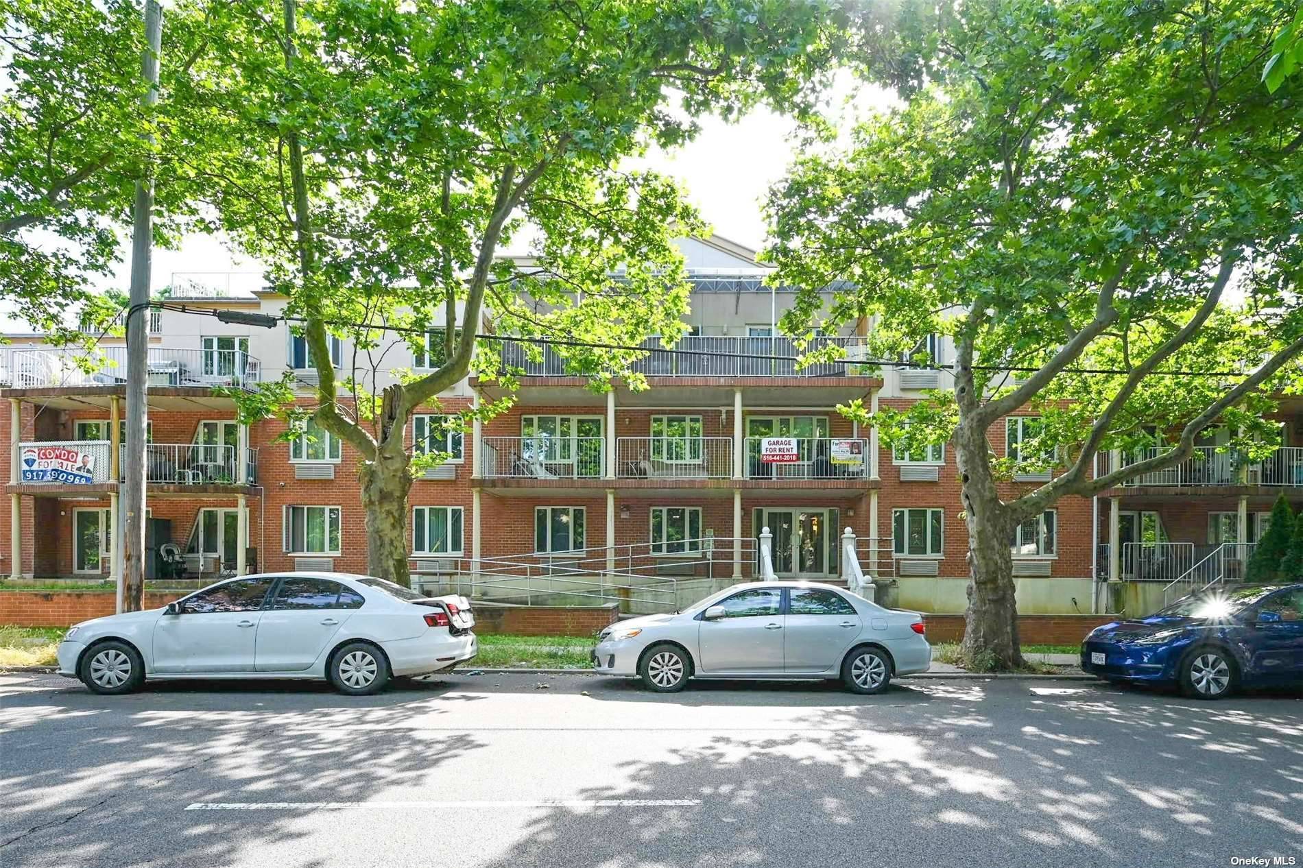 Gorgeous Inside facing 2 Bedrooms, 2 Bathrooms Condo in the Heart of Forest Hills.