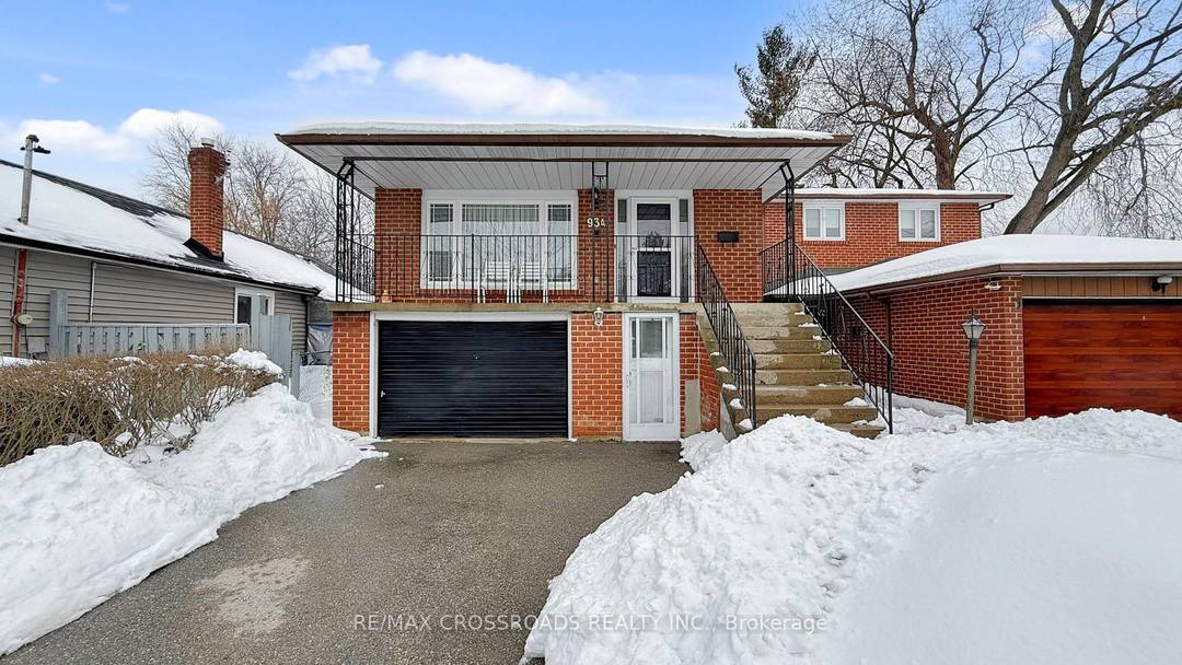 Rarely offered large immaculate pride of ownership 5 level Backsplit home in a lovely mature family neighbourhood for a large family Approx 2650 Sq feet of as per floor plan ...