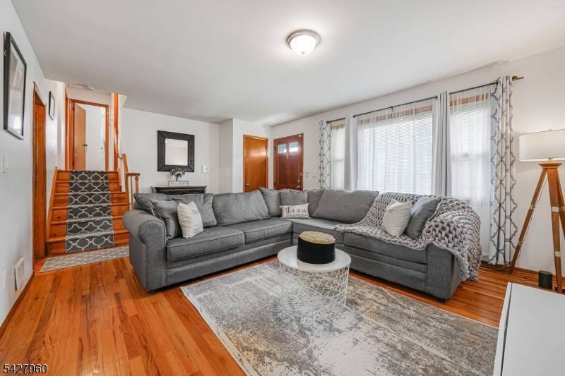 Move right into this meticulously maintained split level home with pristine landscaping and standout curb appeal in one of Union's most convenient locations !