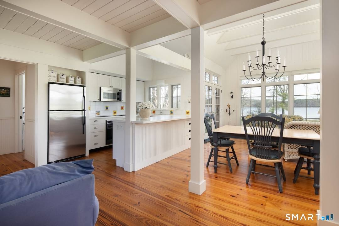 Twin Lakes Waterfront Cottage Available May 15, 2026 June 30, 2026 7, 000 monthly.