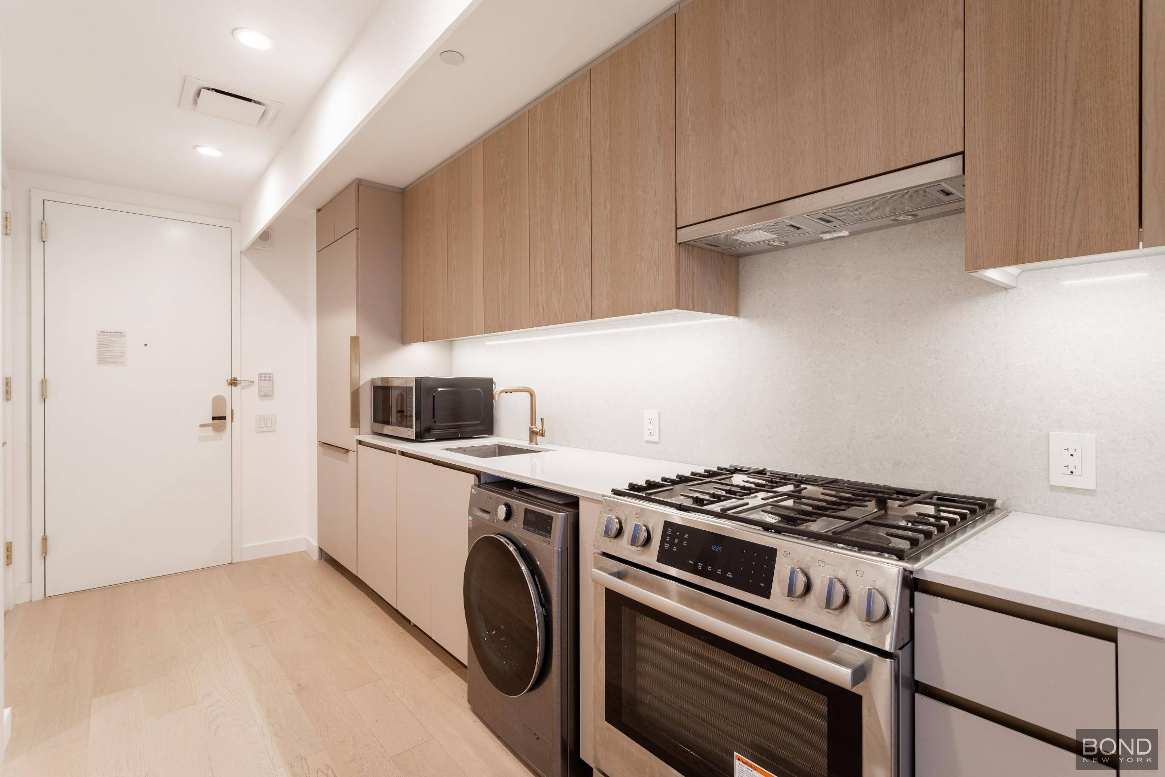 Elegant Studio Rental with Private Outdoor Space in Skyline Tower Long Island Citys Premier Full Service BuildingDiscover exceptional luxury and lifestyle in this stunning studio rental at Skyline Tower, the ...